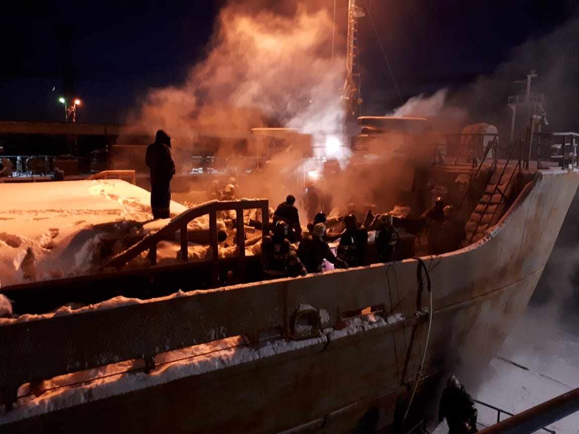 В Архангельске горело судно